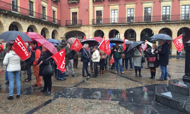 Concentración de trabajadores en la plaza del Ayuntamiento de Gijón en defensa del cumplimiento del Convenio Estatal de Restauración Colectiva